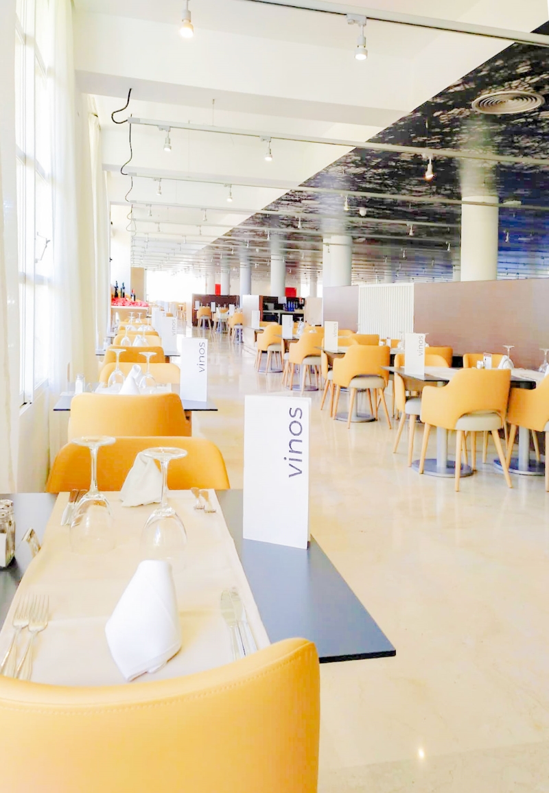 Restaurant met gedekte tafels — EIX Platja Daurada Hotel