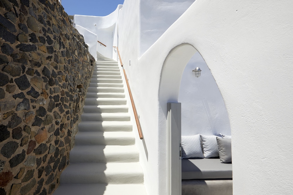 Moderne architectuur van El Verano Suites met blauwe accenten