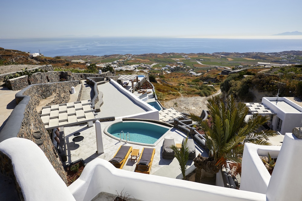 Ingang met palmtuin van El Verano Suites