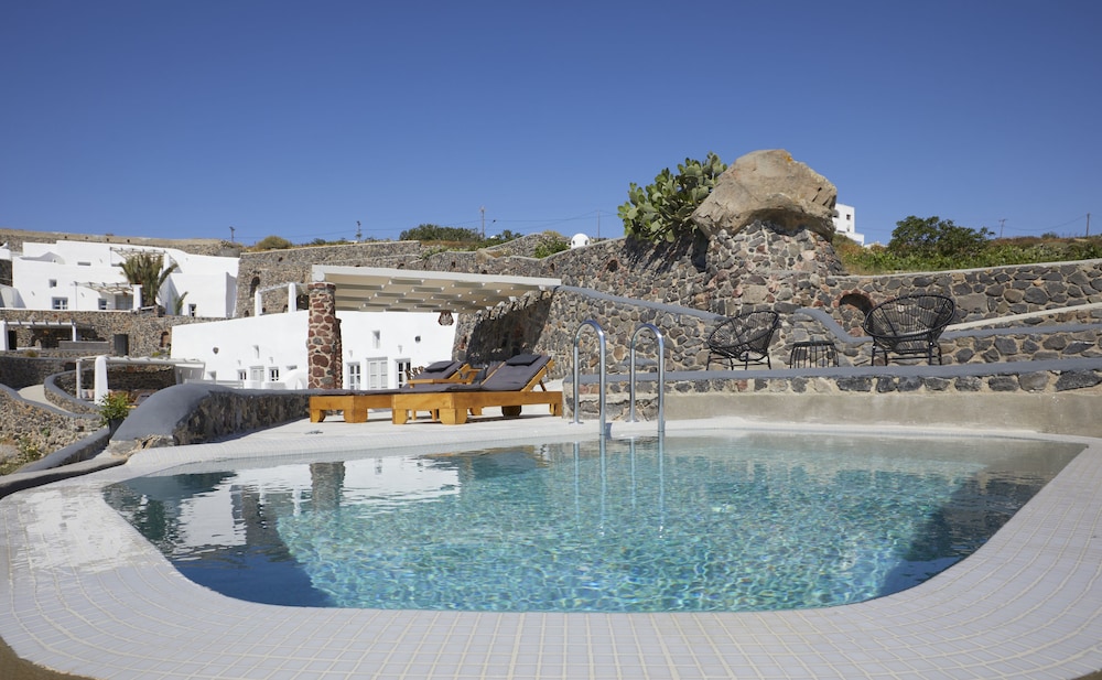 Zijkant gebouw El Verano Suites met terras