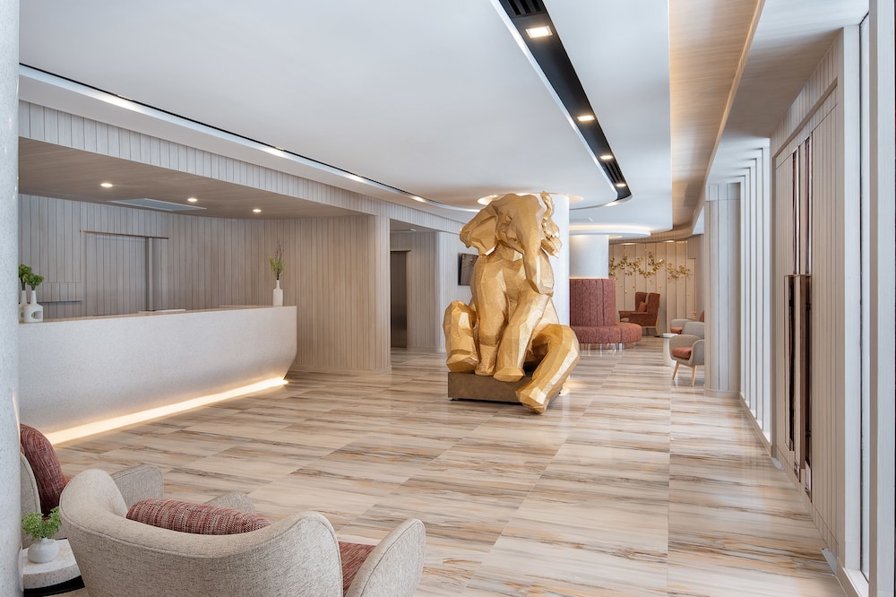 Elegante lobby van Eleven Hotel Bangkok Sukhumvit 11
