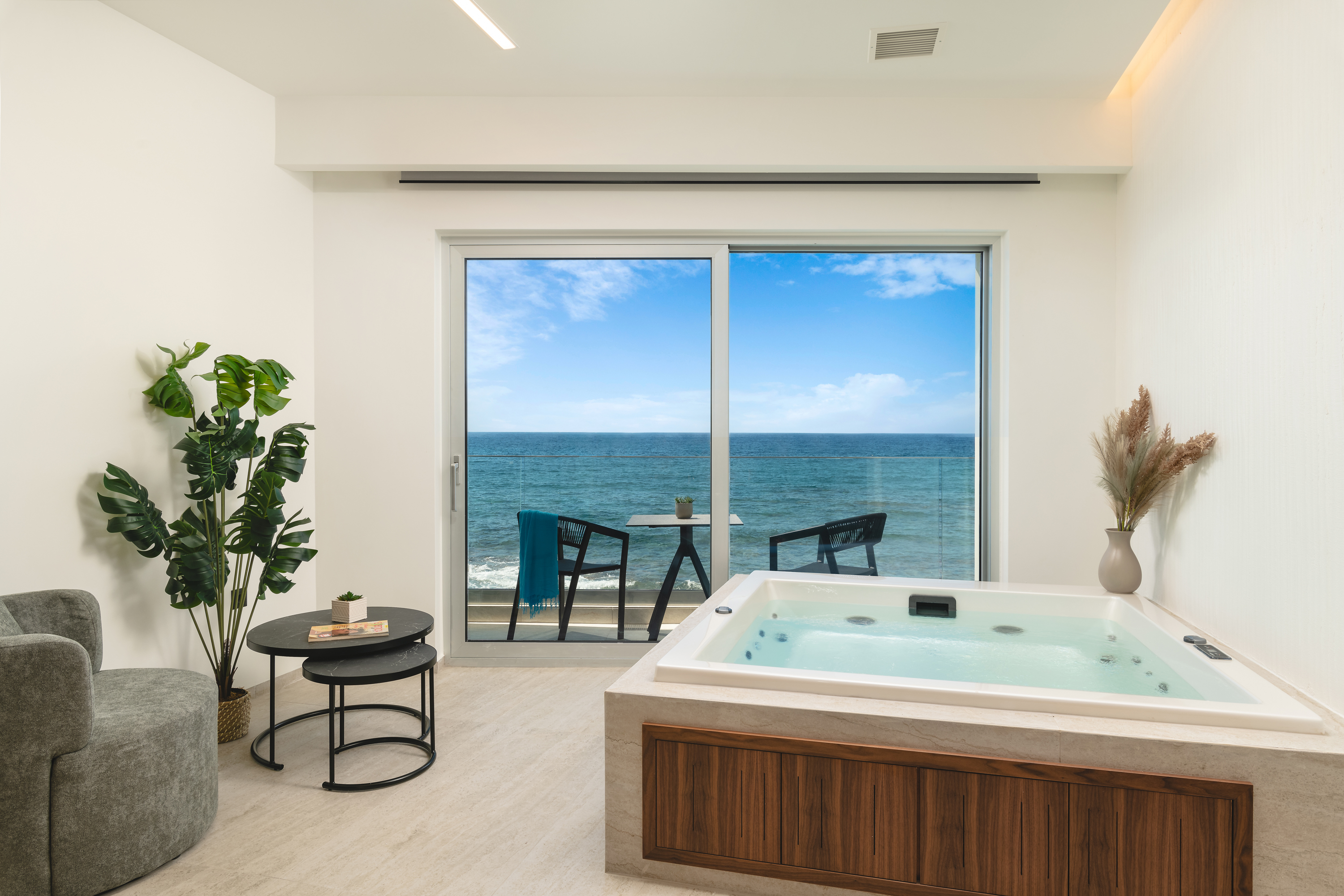 Badkamer met ligbad — Elia Sea Suites
