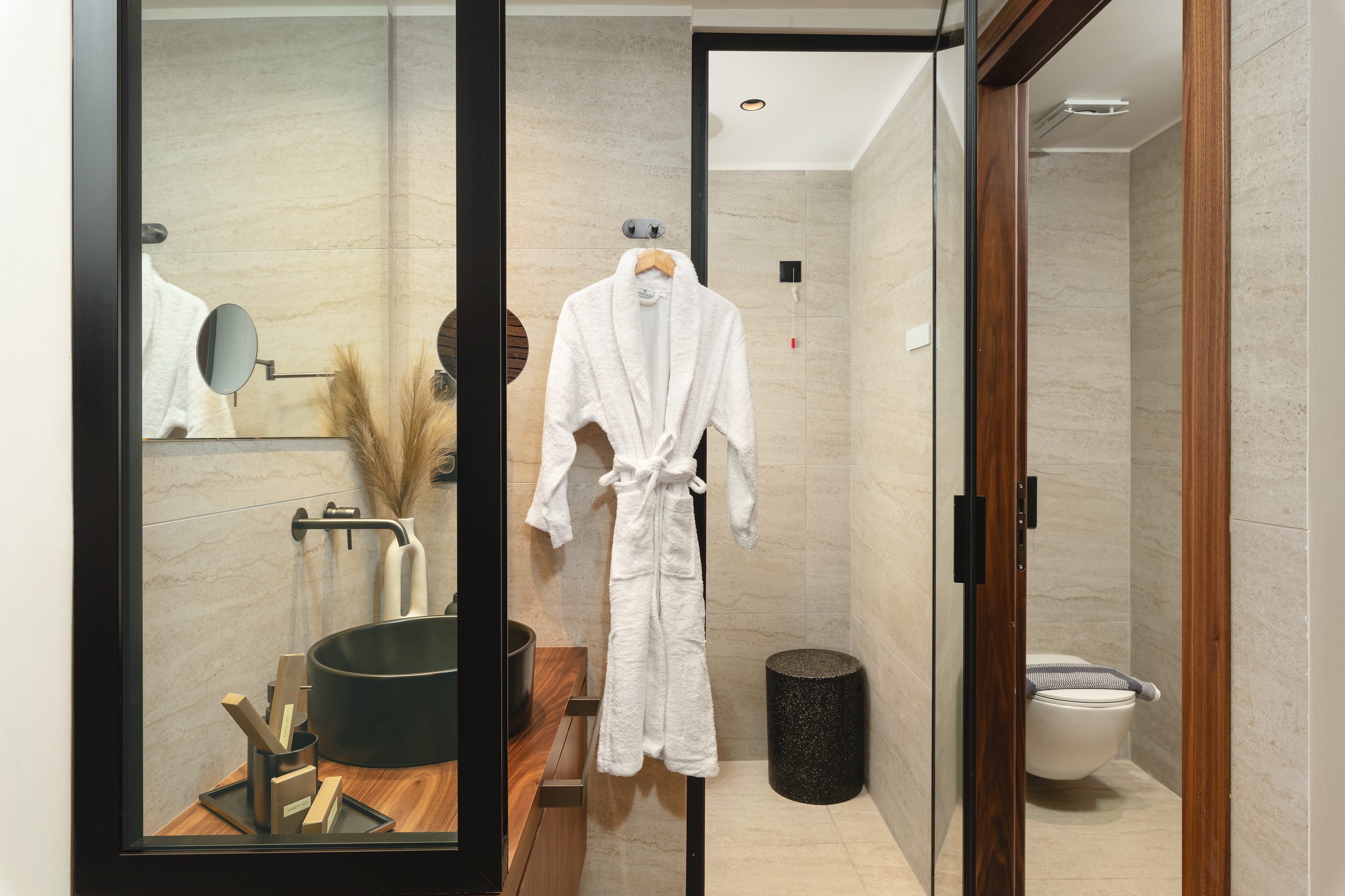 Badkamer met inloopdouche — Elia Sea Suites
