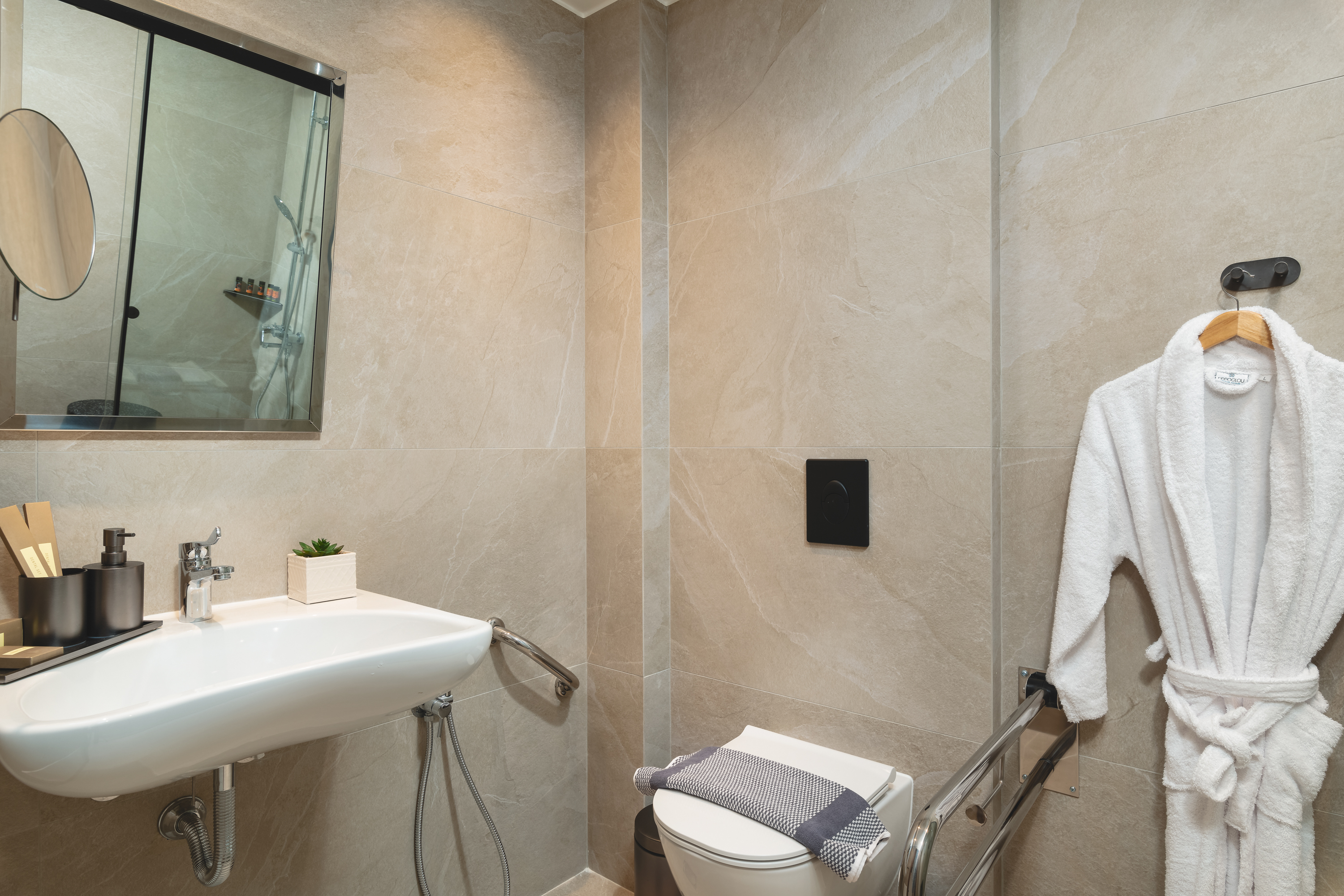 Badkamer met inloopdouche — Elia Sea Suites