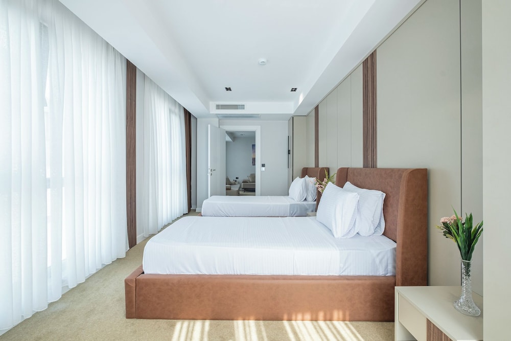 Gastenruimte met bedden en ramen bij Euphrates Hotel