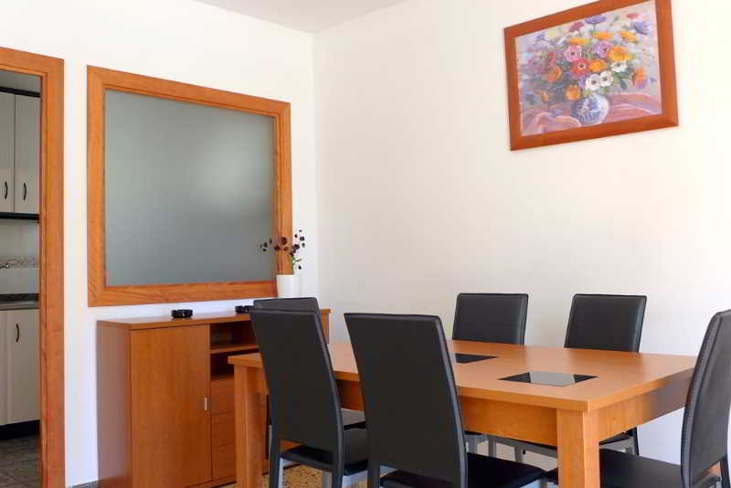 Comfortabele slaapkamer met tweepersoonsbed