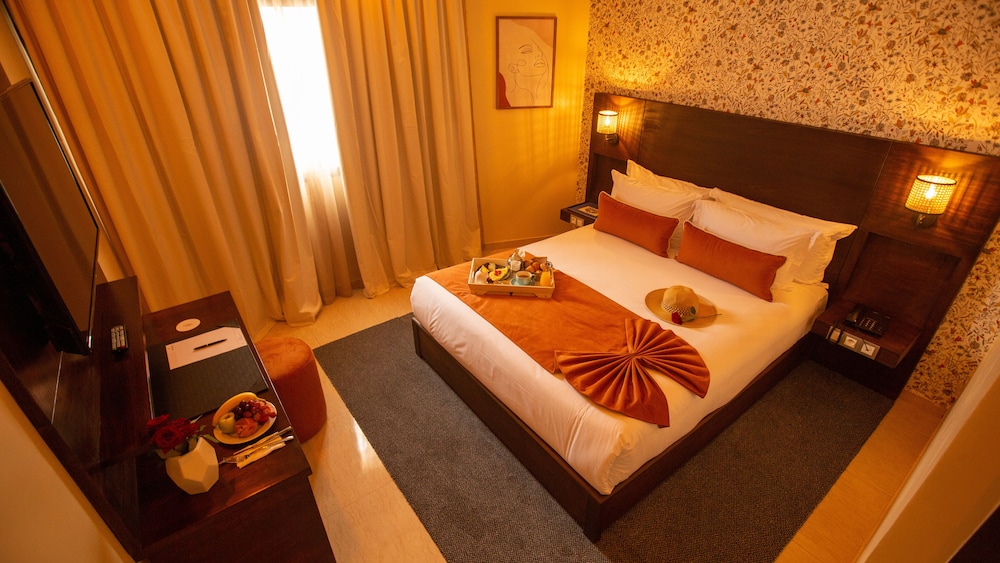 Ruim hotelkamer interieur met comfort voorzieningen