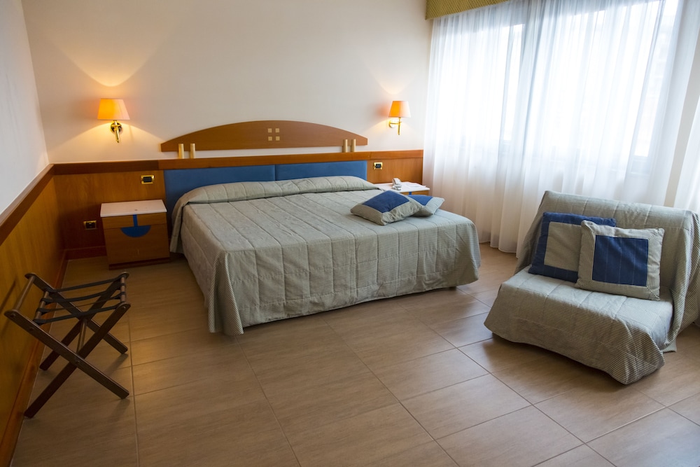 Ruim hotelkamer met modern interieur in Futura Hotel Naples