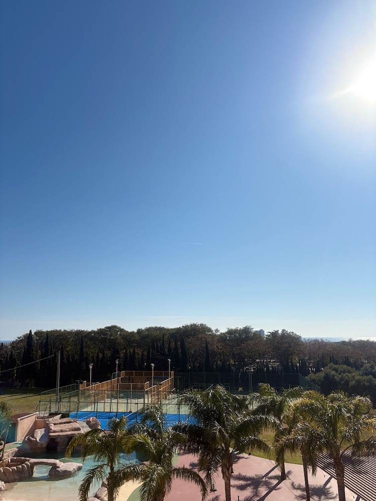 Luchtfoto Futurotel Paradise Resort Cambrils met zwembaden en terreinen