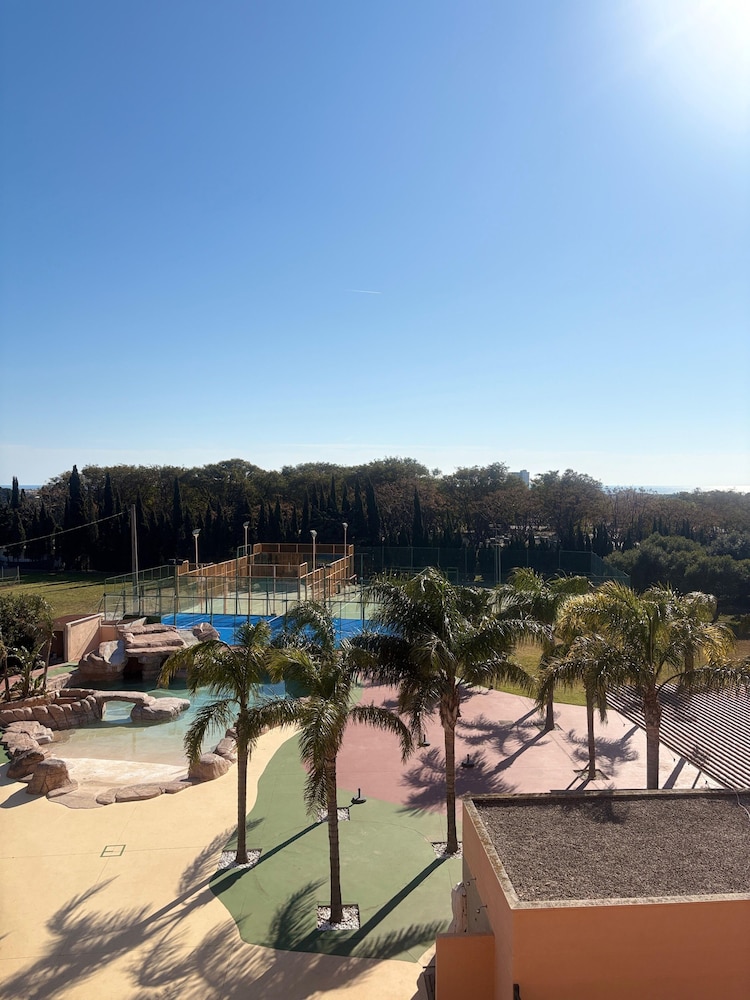 Vogelvluchtperspectief resort Cambrils met omliggende landschap