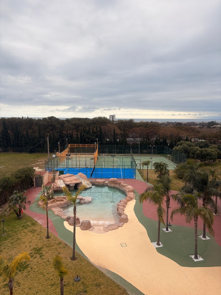 Antenneopname Futurotel Paradise Resort met poollandschappen