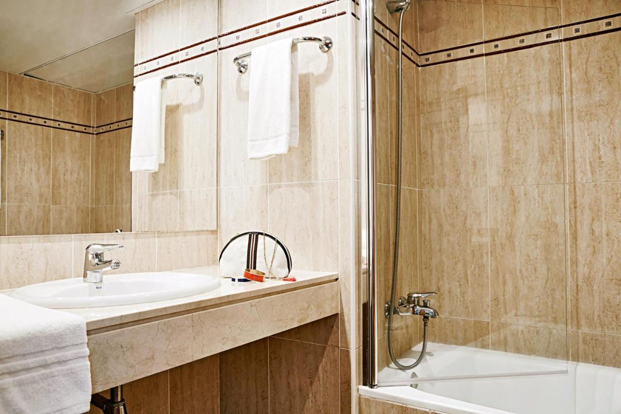een badkamer met een wastafel en een douche bij Globales Cala Blanca in Cala Blanca