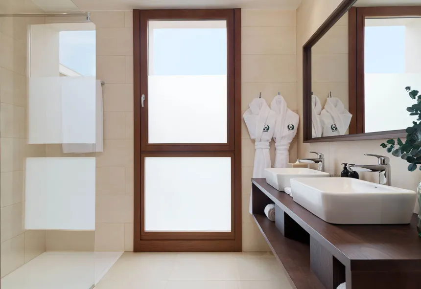 Badkamer met inloopdouche — Gran Hotel Taoro