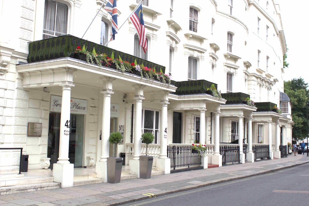 Ingang Grand Plaza Serviced Apartments gelegen in Hyde Park