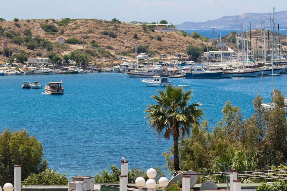 Hola Bodrum nachtaanzicht met verlichting en architectuur