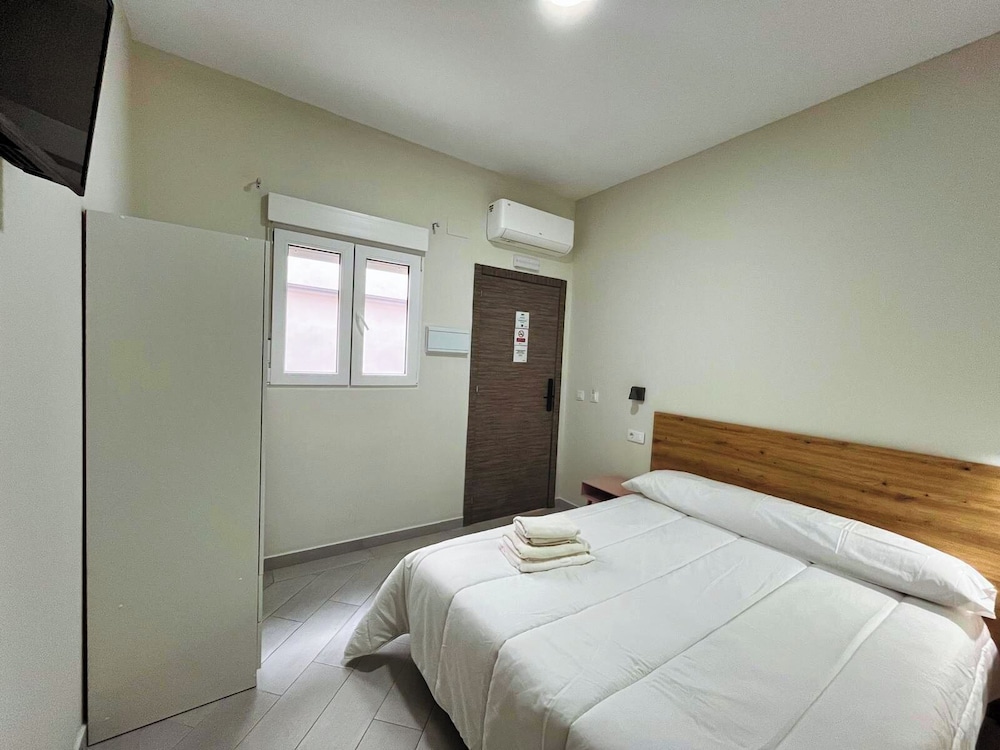 Ruime slaapkamer in Hostal Pompeya