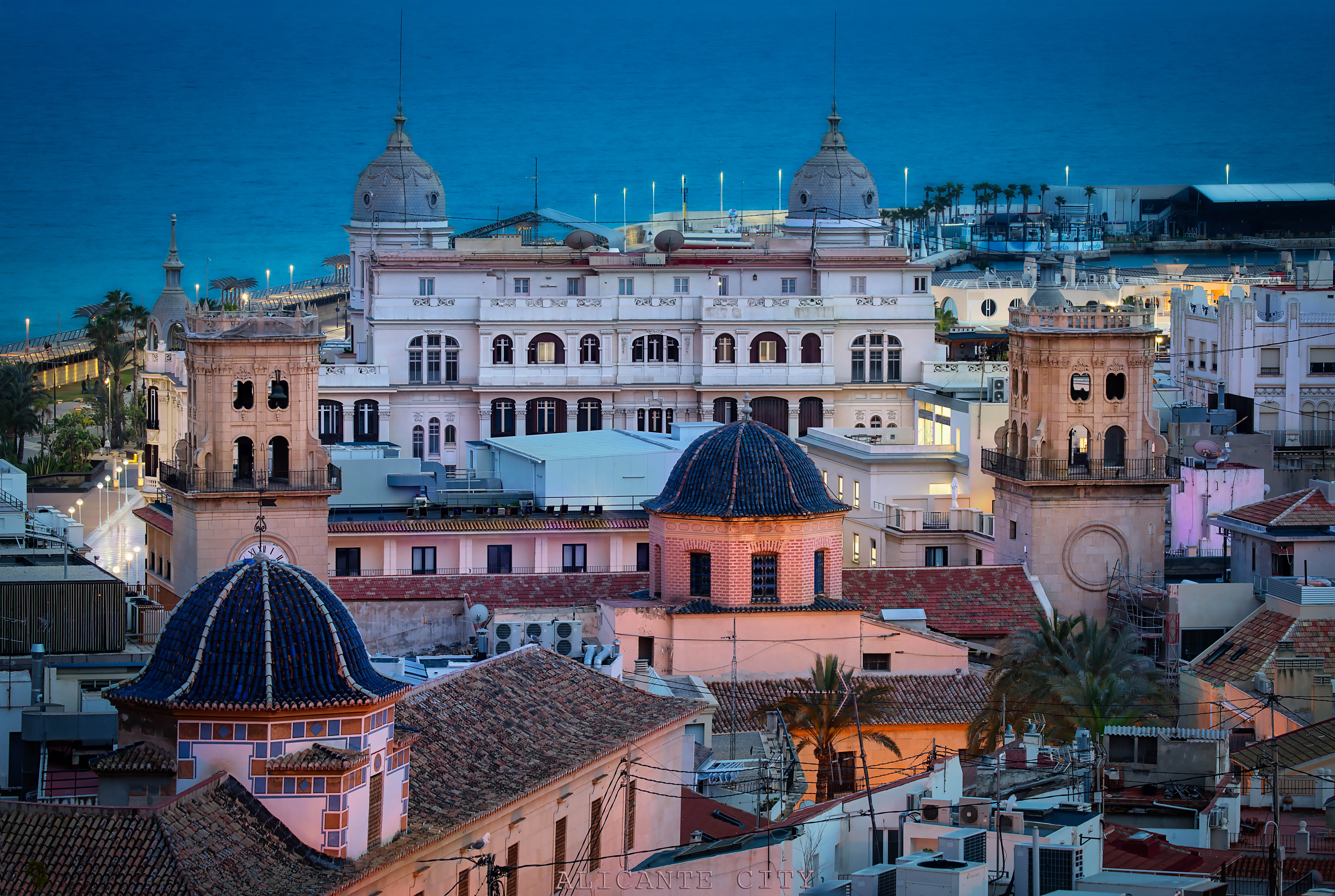 Skyline-uitzicht over de stad — Hostal Ventura Premium