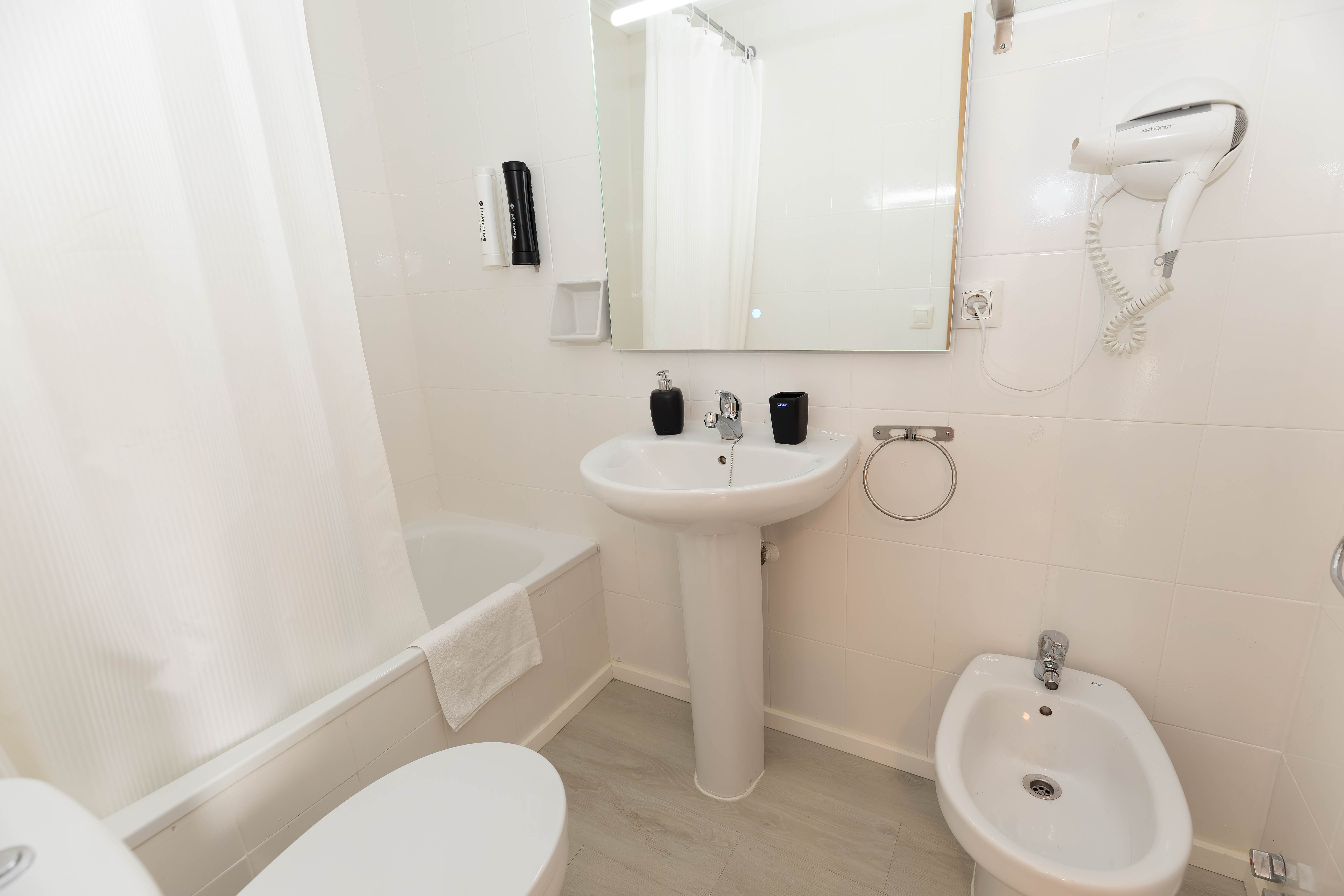 Badkamer met ligbad — Hostal Ventura Premium