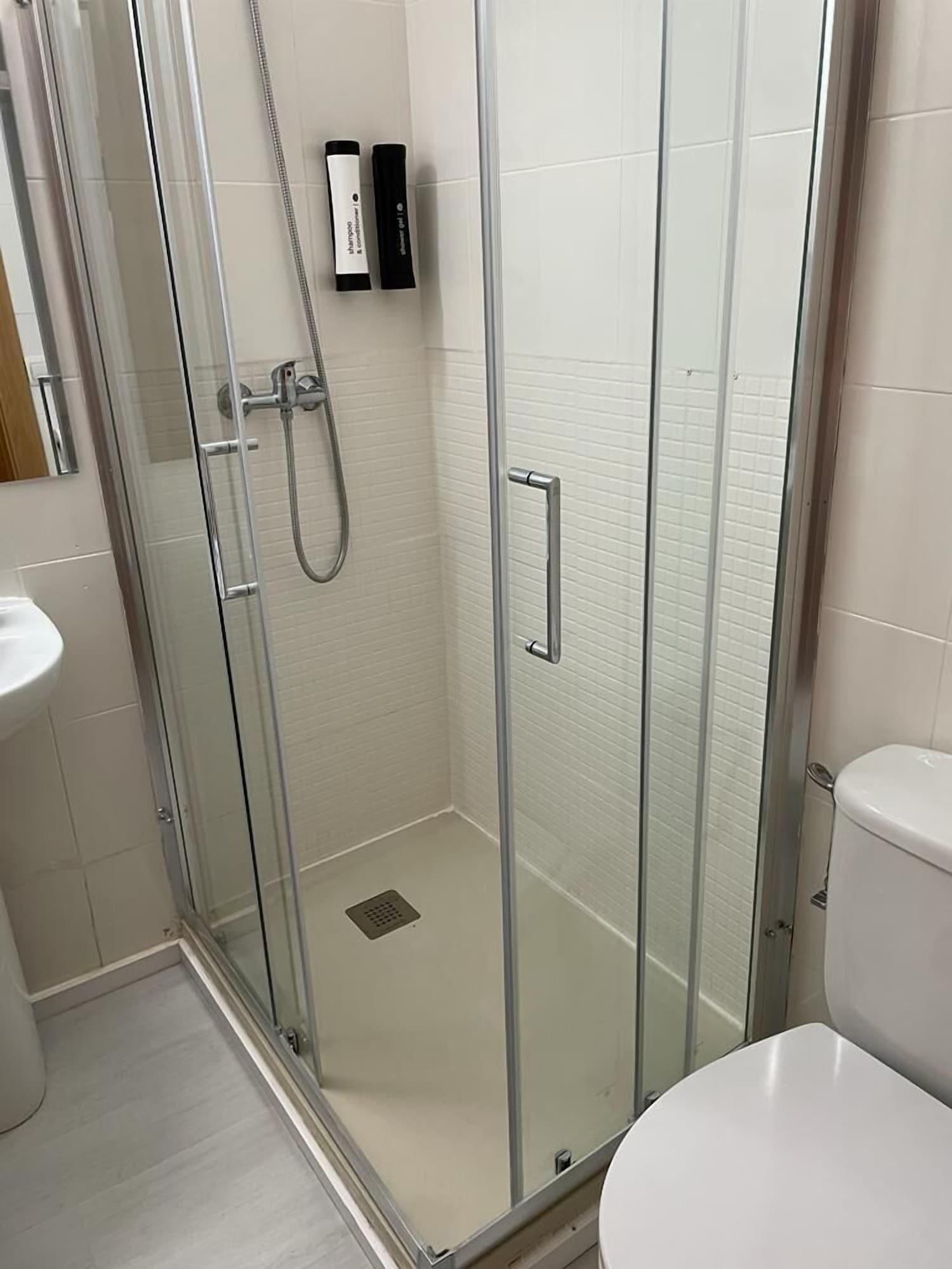Badkamer met inloopdouche — Hostal Ventura Premium