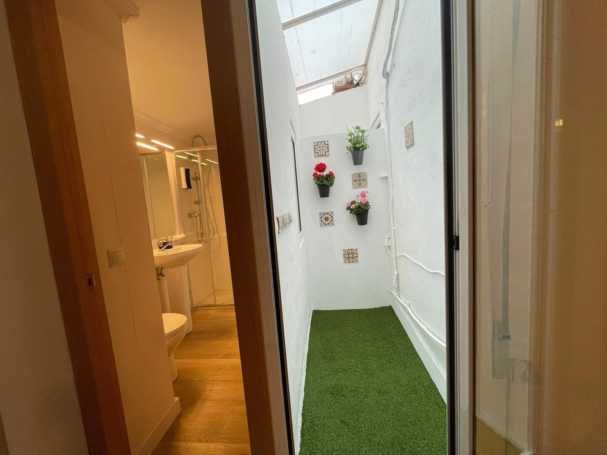 Badkamer met inloopdouche — Hostal Ventura Premium
