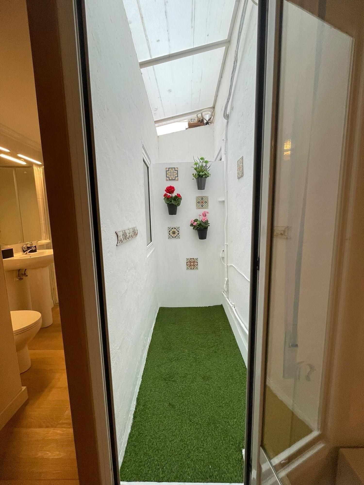 Badkamer met inloopdouche — Hostal Ventura Premium