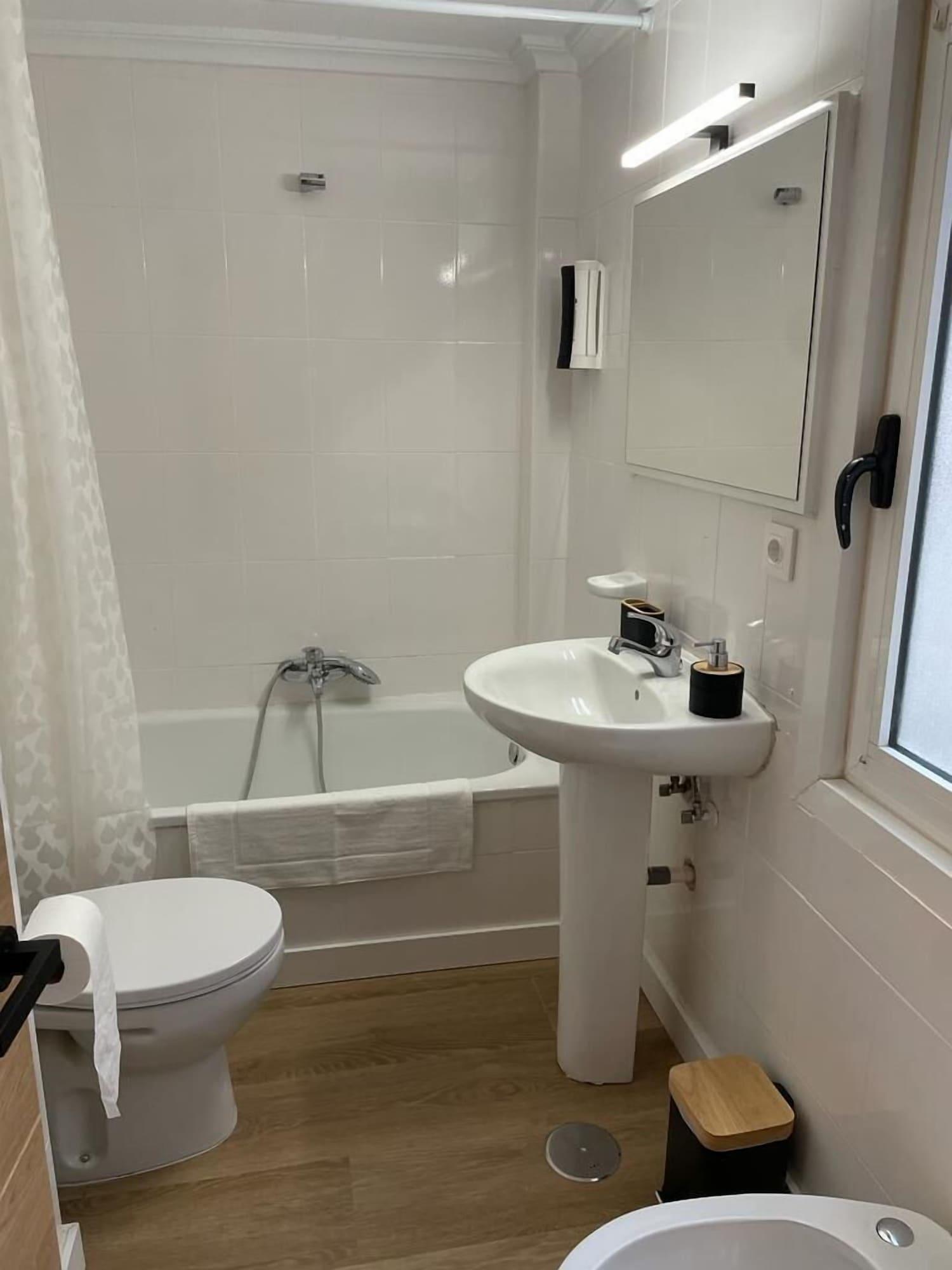 Badkamer met ligbad — Hostal Ventura Premium