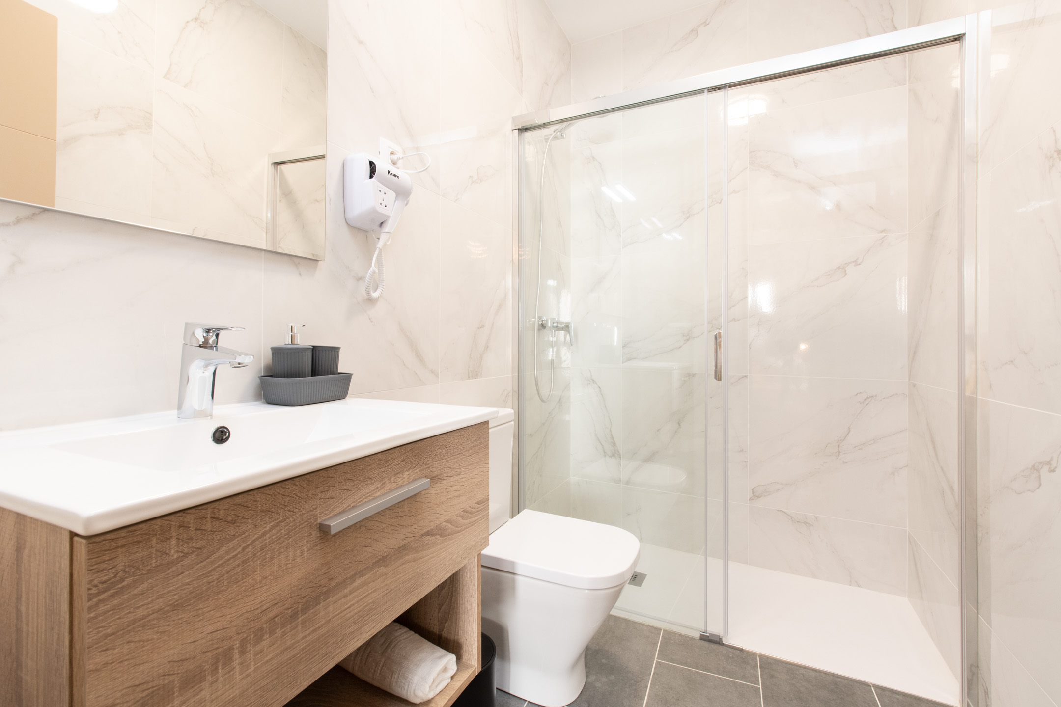 Badkamer met inloopdouche — Hotel Adeje Plaza