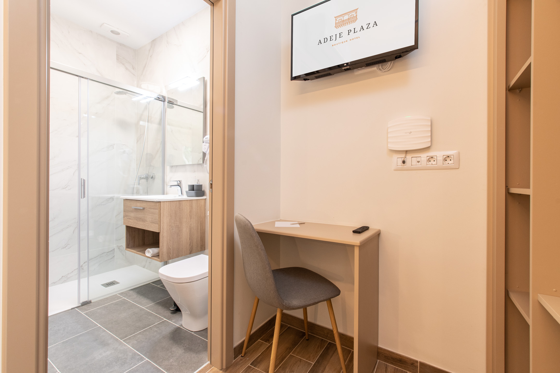 Badkamer met ligbad — Hotel Adeje Plaza