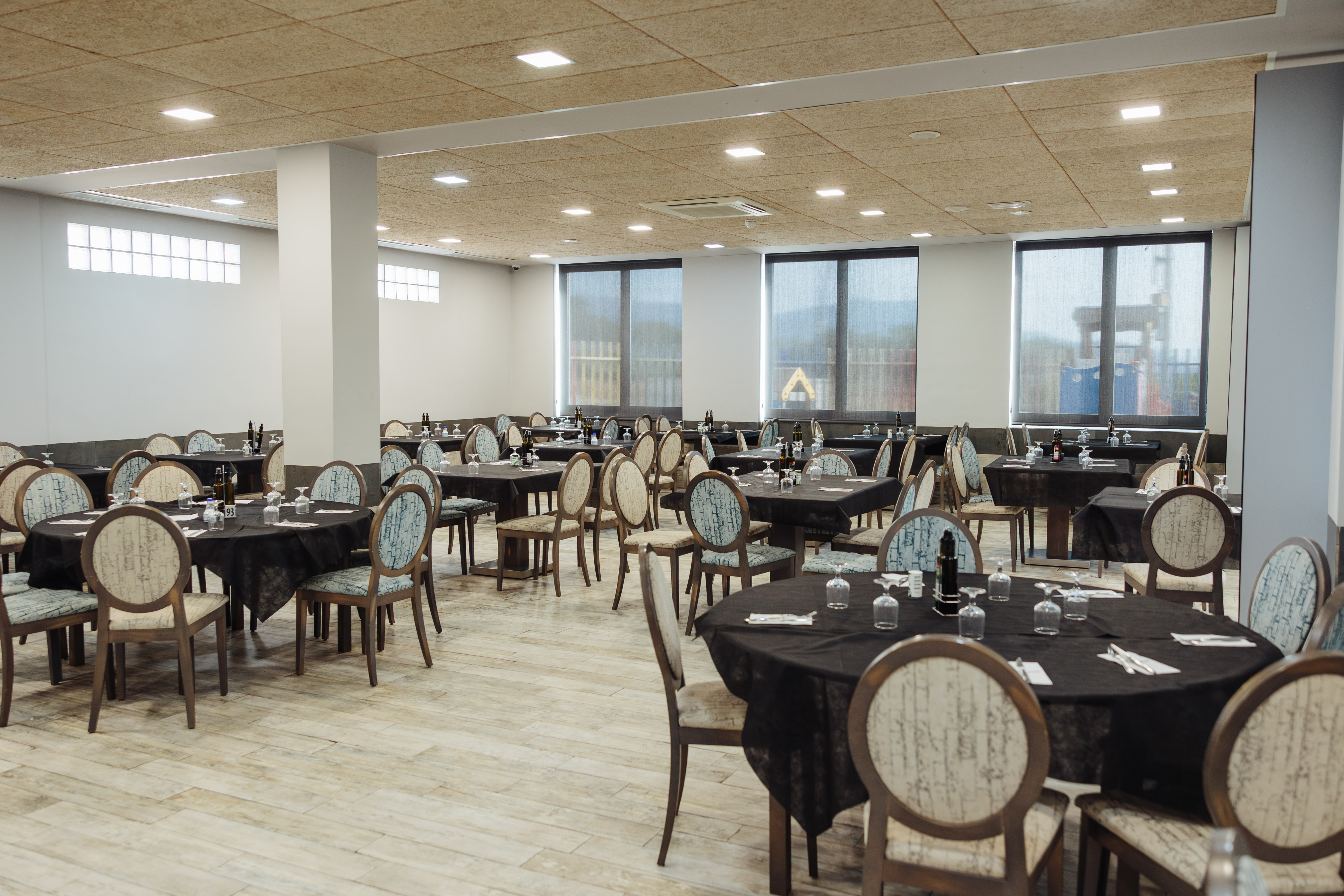 Restaurant met gedekte tafels — Hotel As El Puig