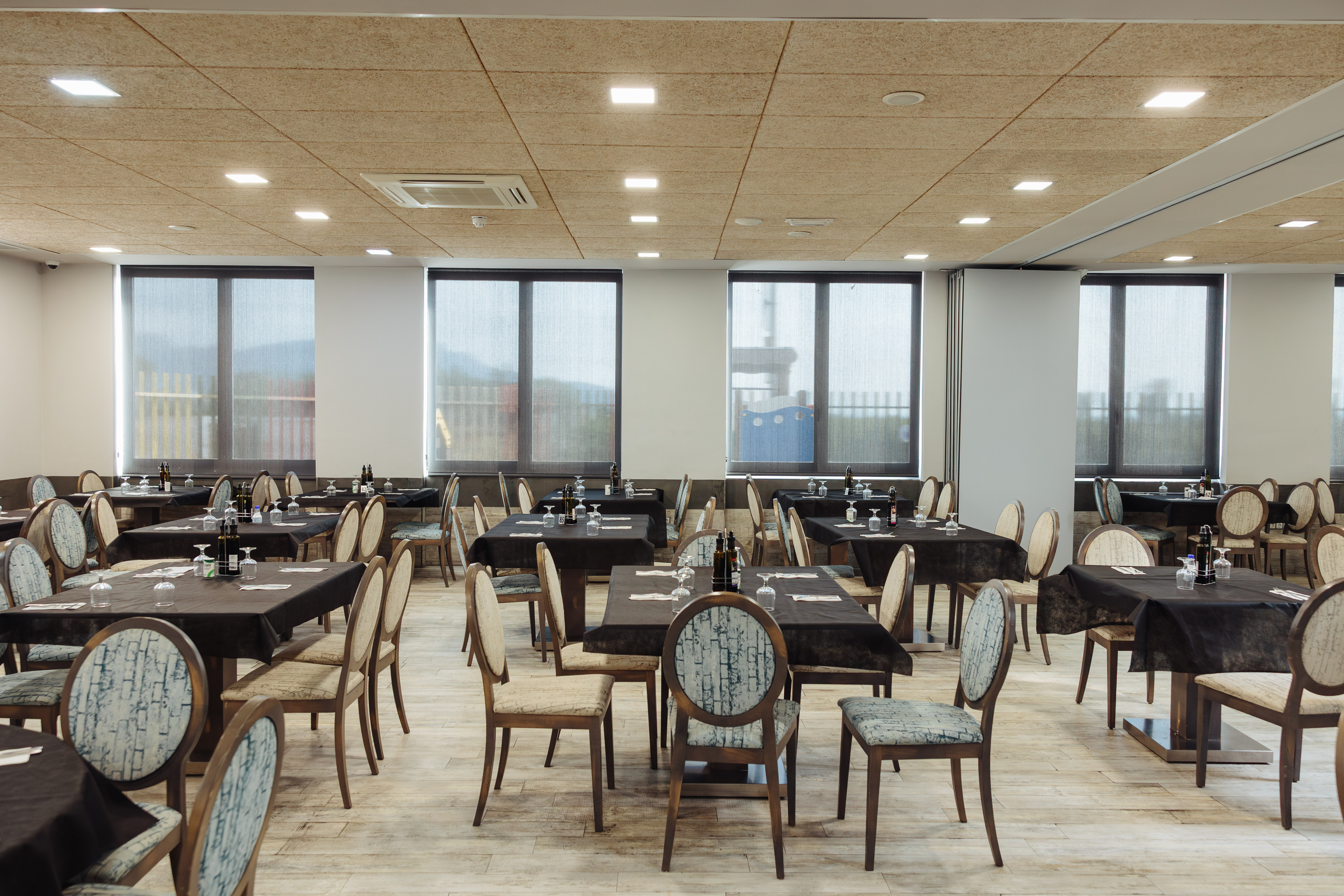 Restaurant met gedekte tafels — Hotel As El Puig
