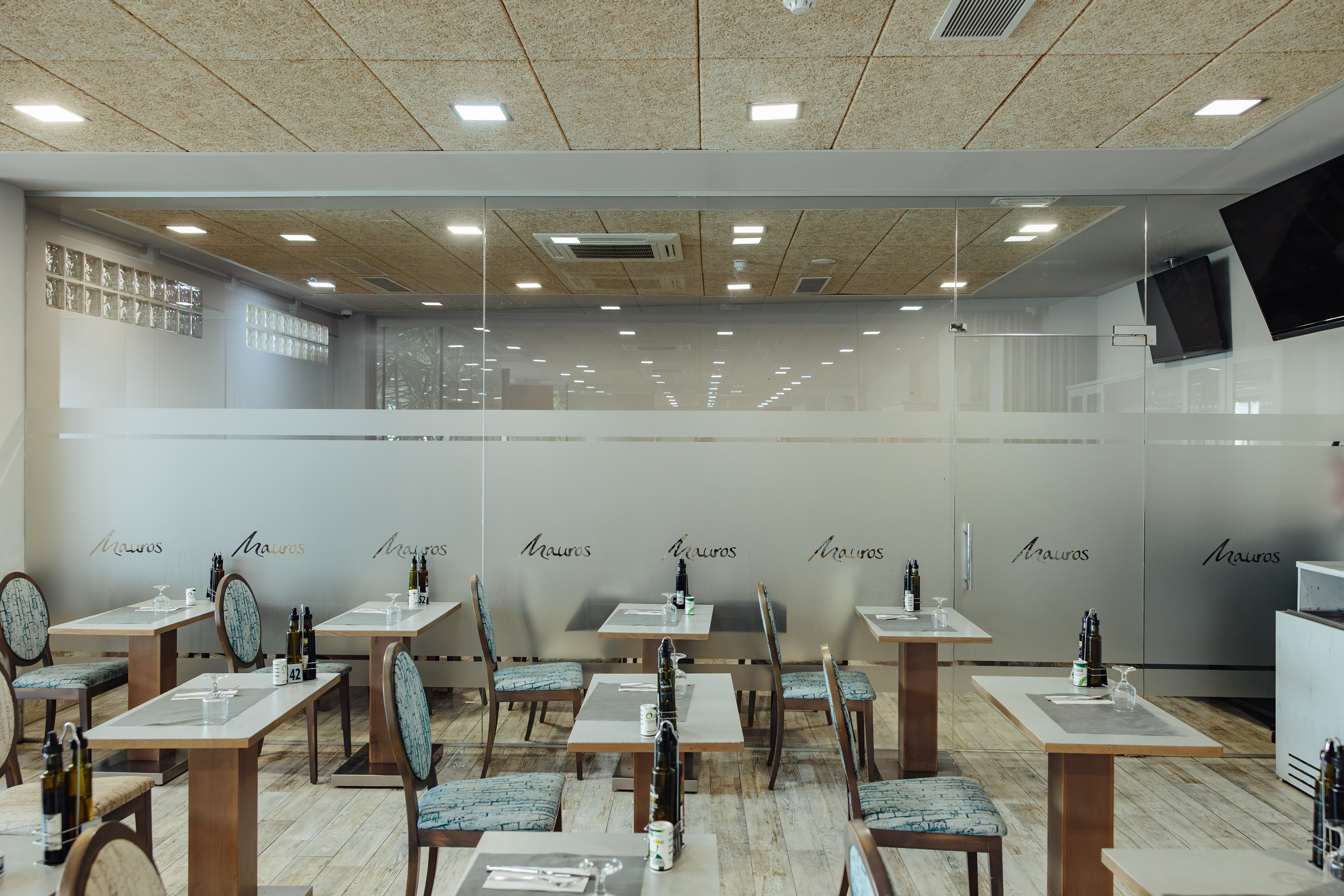 Restaurant met gedekte tafels — Hotel As El Puig