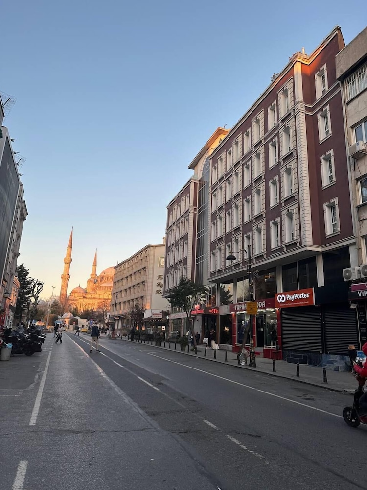 Zijkant van Hotel Buyuk Sehzade met ramen