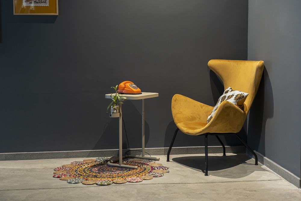 Zithoek in lobby met comfortabele zitplaatsen
