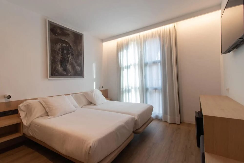 Gezellige slaapkamer met ramen in Hotel Cortabitarte
