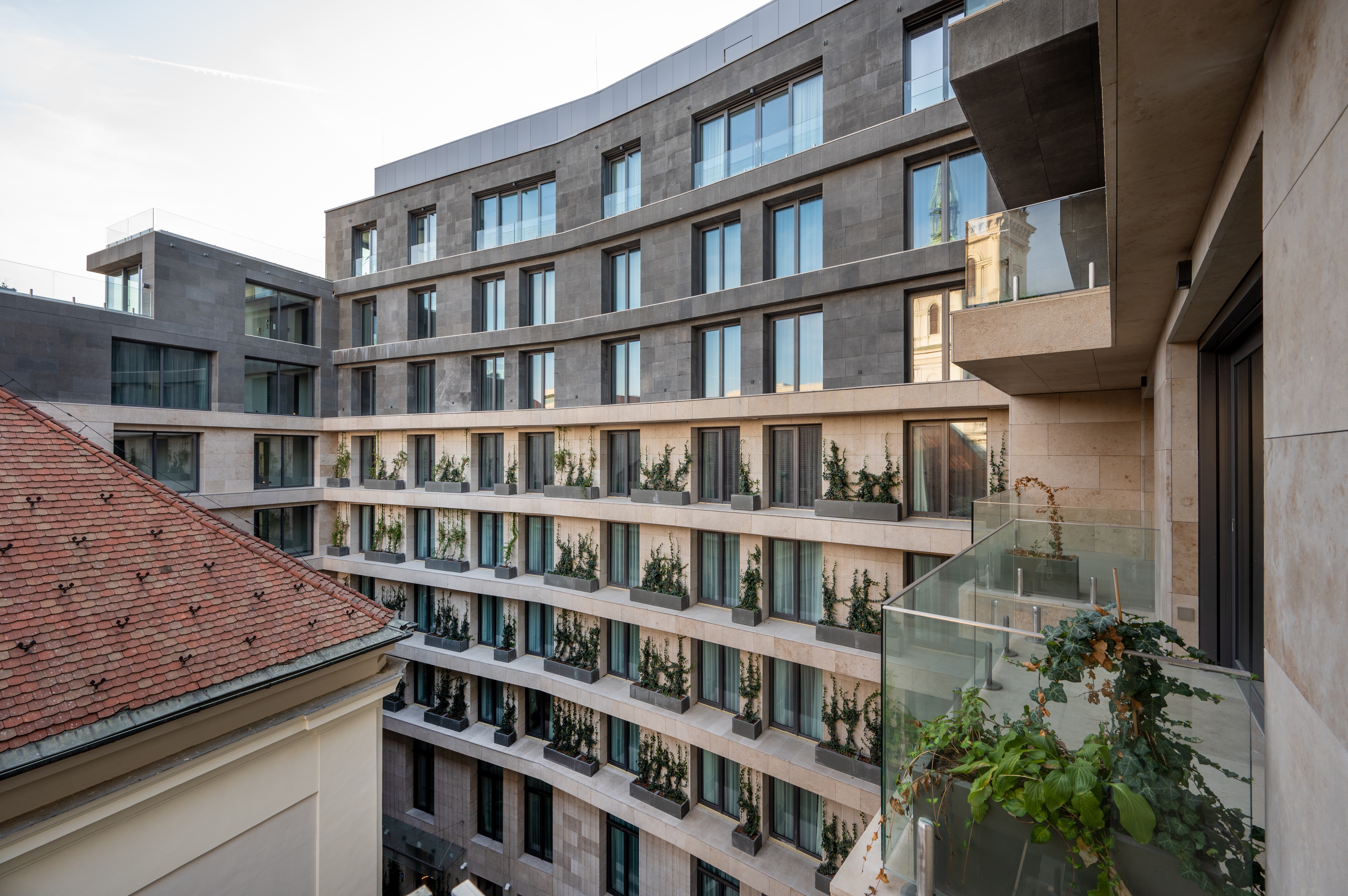 Hotel Emerald & Suites.
