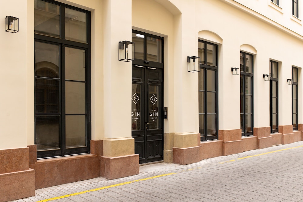 Ingang van Hotel Gin Budapest in het centrum van Boedapest