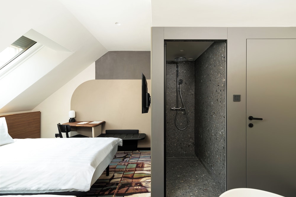 Moderne slaapkamer met elegante inrichting in Hotel Gin Budapest