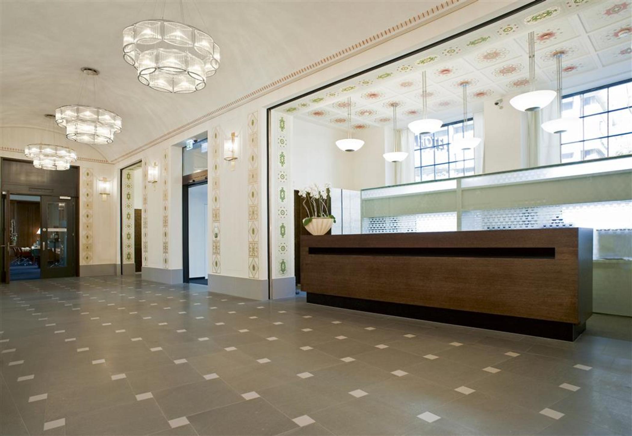 Elegante lobby met klassieke architectuur in Hotel Glockenhof