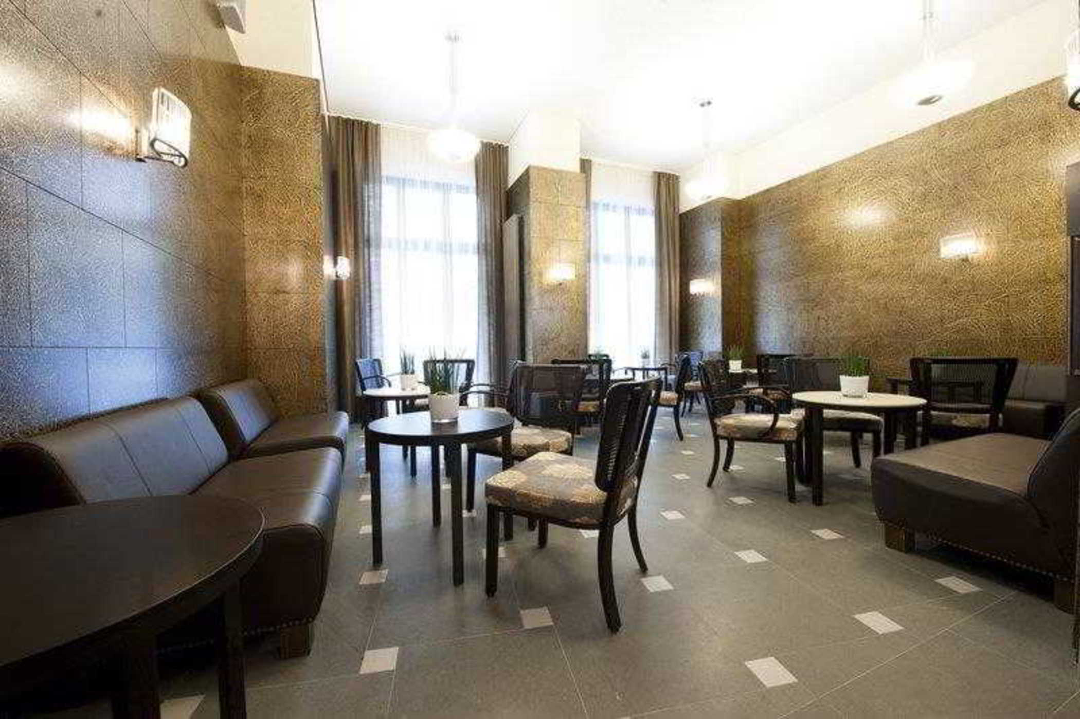 Gezellige receptieruimte met traditioneel interieur Glockenhof Zürich