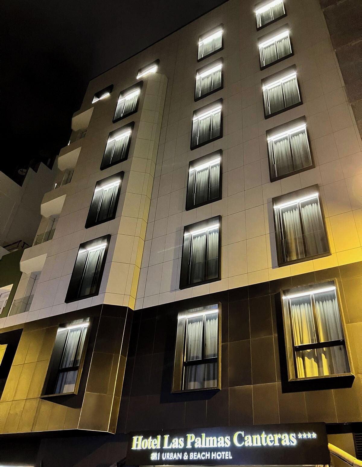 Hotel verlicht in de avond — Hotel LIVVO La Escarlata