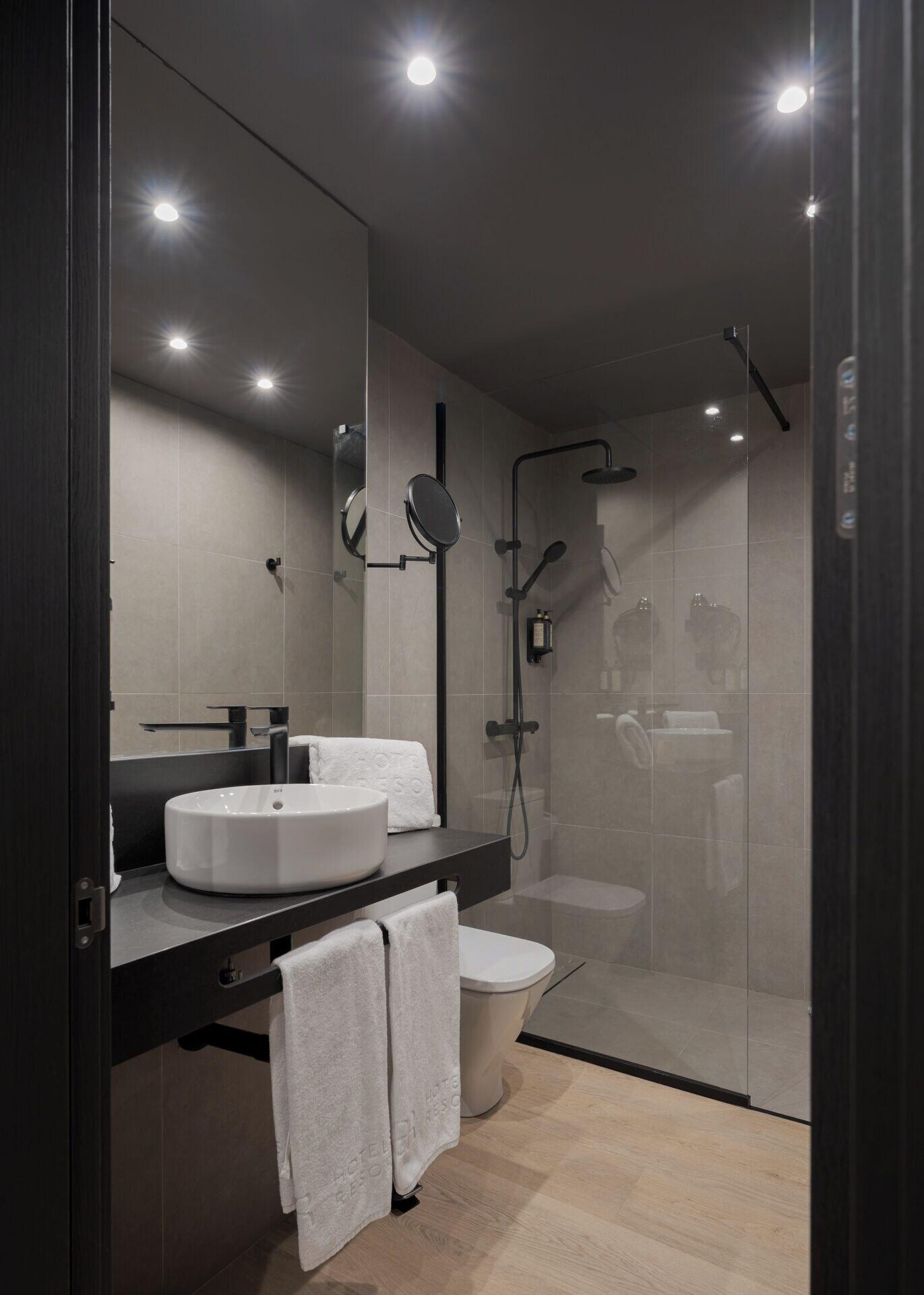 Badkamer met inloopdouche — Hotel LIVVO La Escarlata