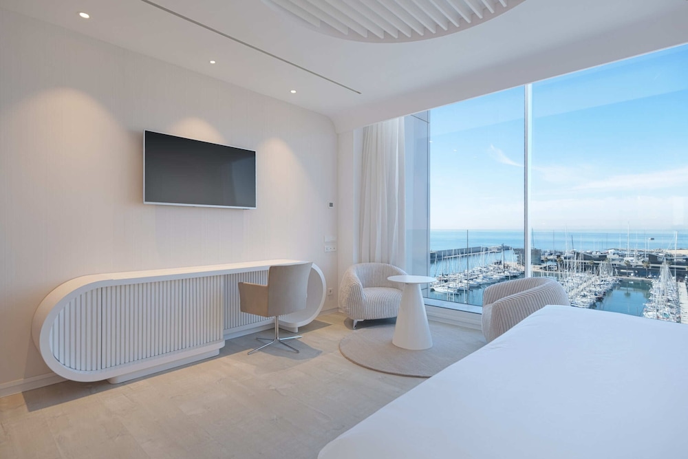 Moderne hotelkamer met zeeëzicht in Badalona