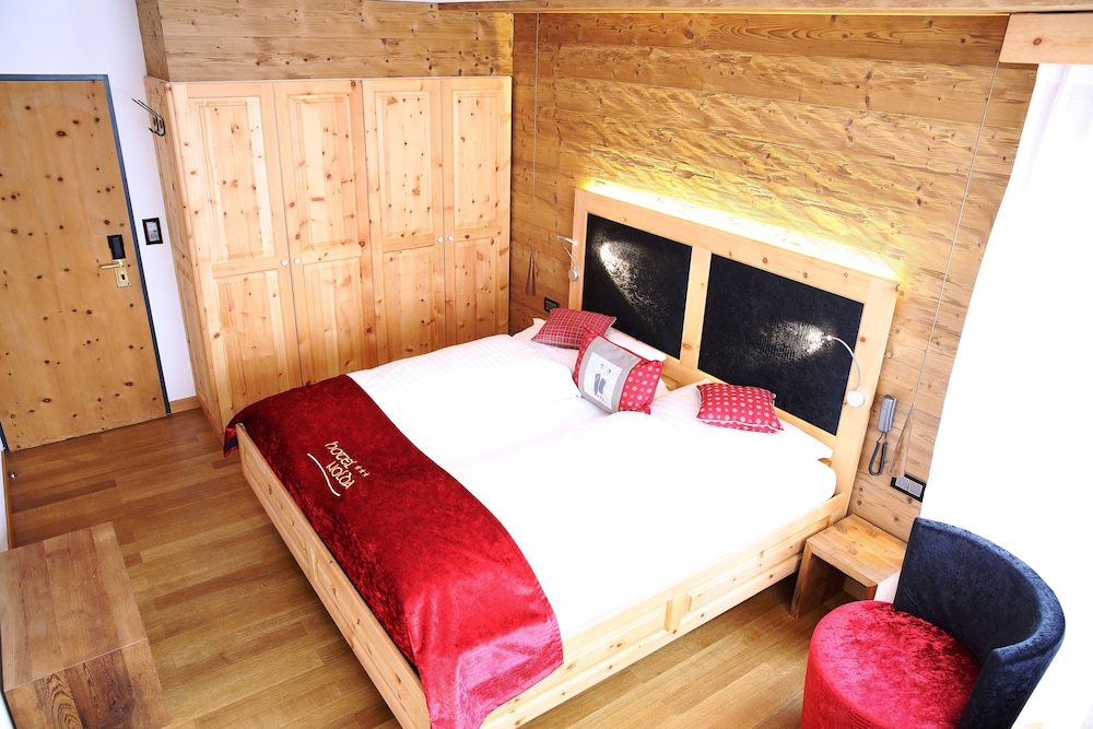 Hotelkamer met schrijftafel en rustige inrichting