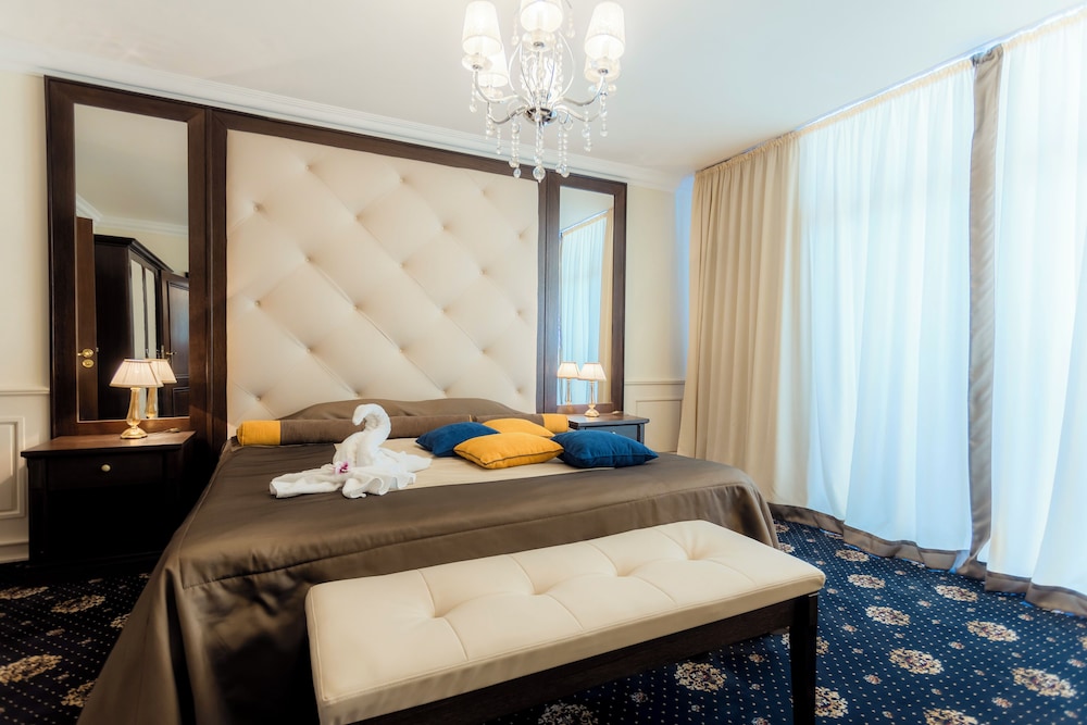 Luxe slaapkamer en zithoek Hotel Palace Marina Dinevi