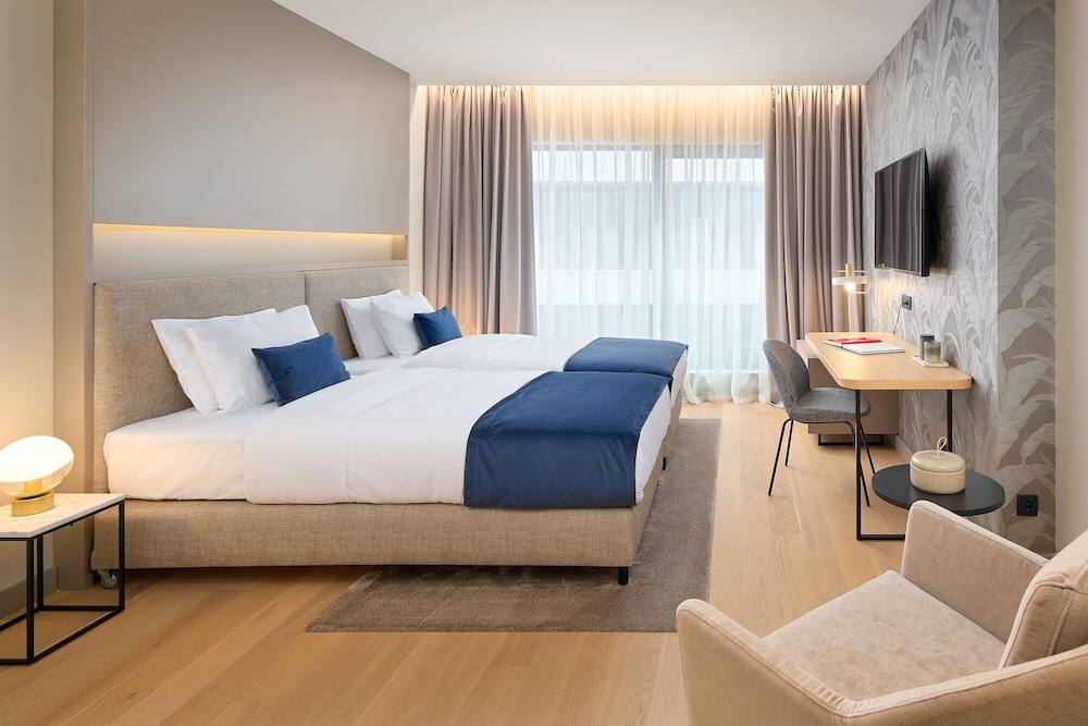 Gastenkamer Hotel Porto met tweepersoonsbed en raam