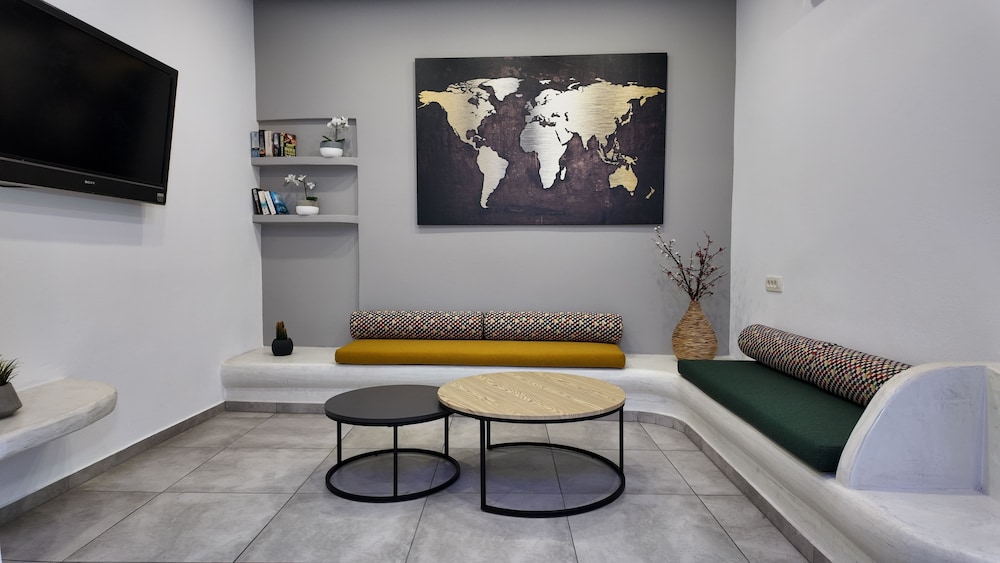 Gezellige zithoek in lobby van Hotel Santorini met traditioneel decor