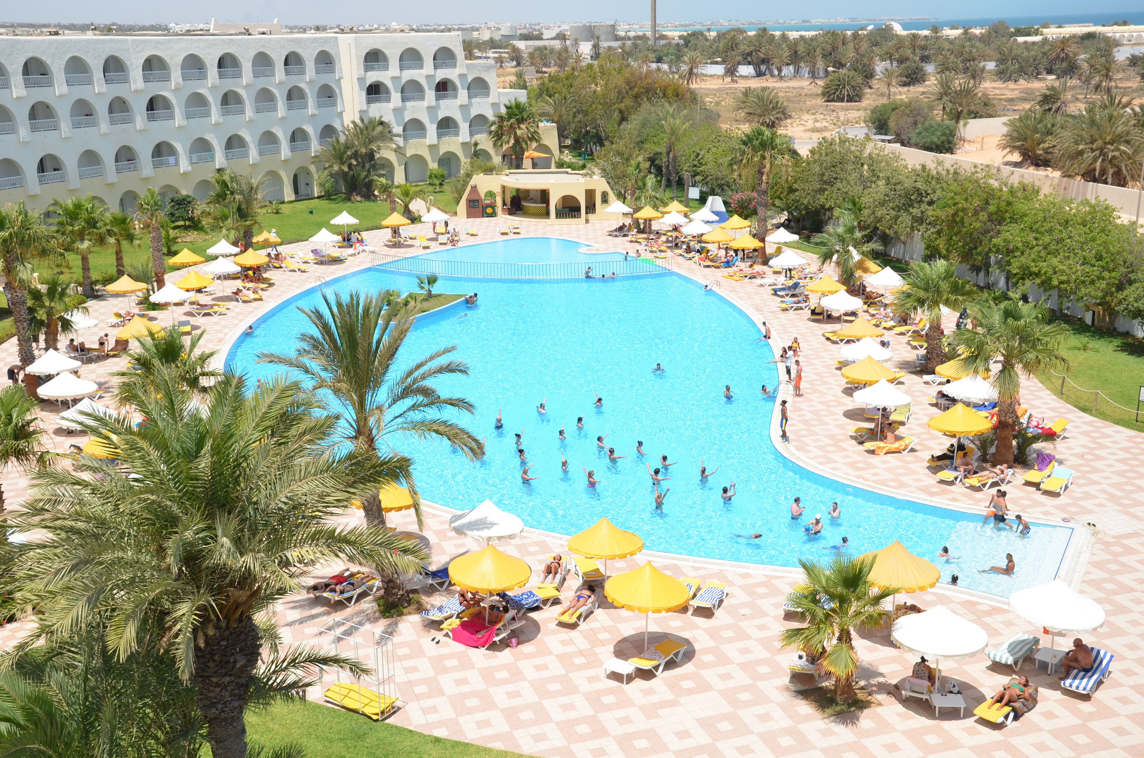 Avondopname van het resort met verlichte gebouwen en terras