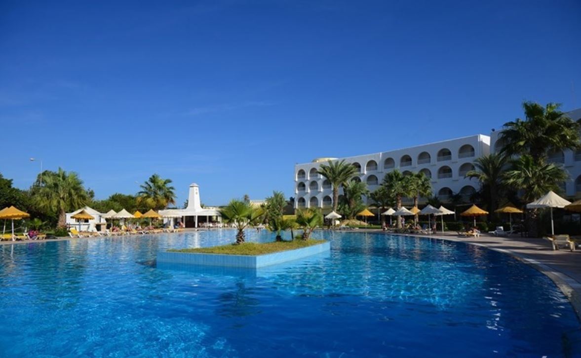 Sidi Mansour Resort & Spa gezien vanuit de tuin en zwembadgebied