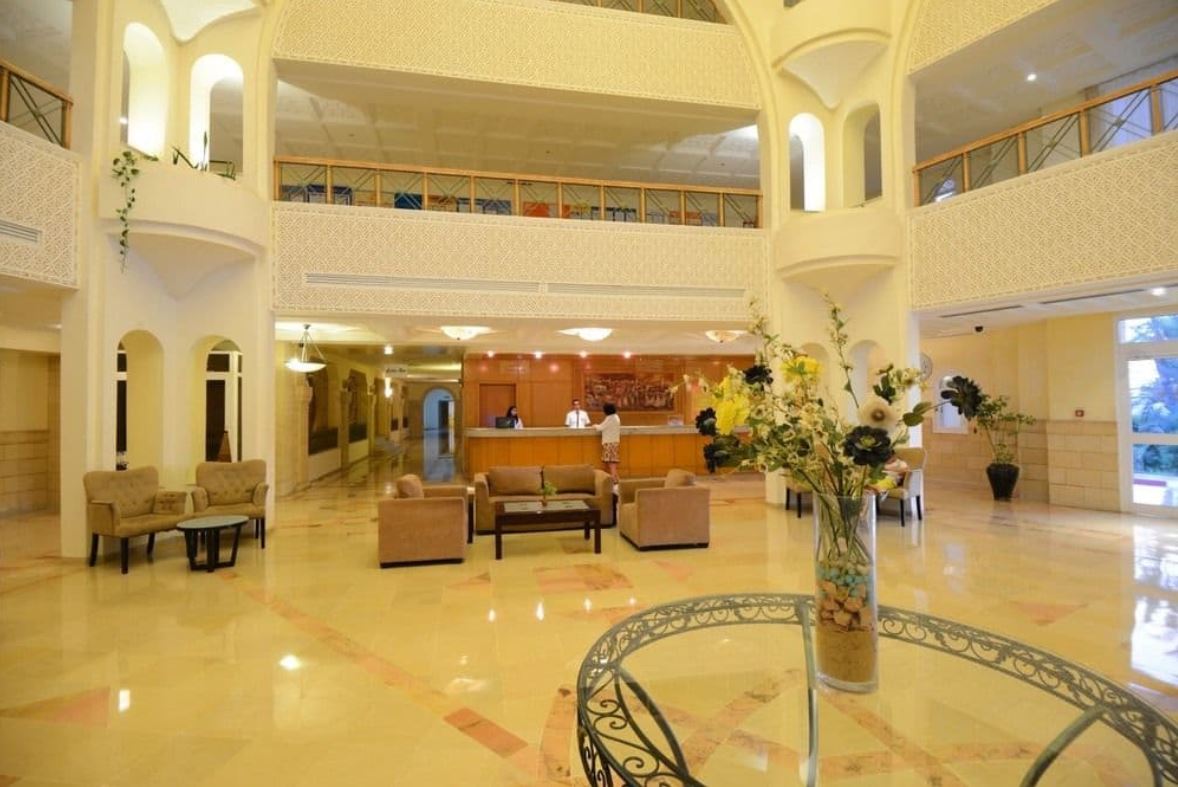 Elegant ingerichte lobby met traditionele Marokkaanse architectuur