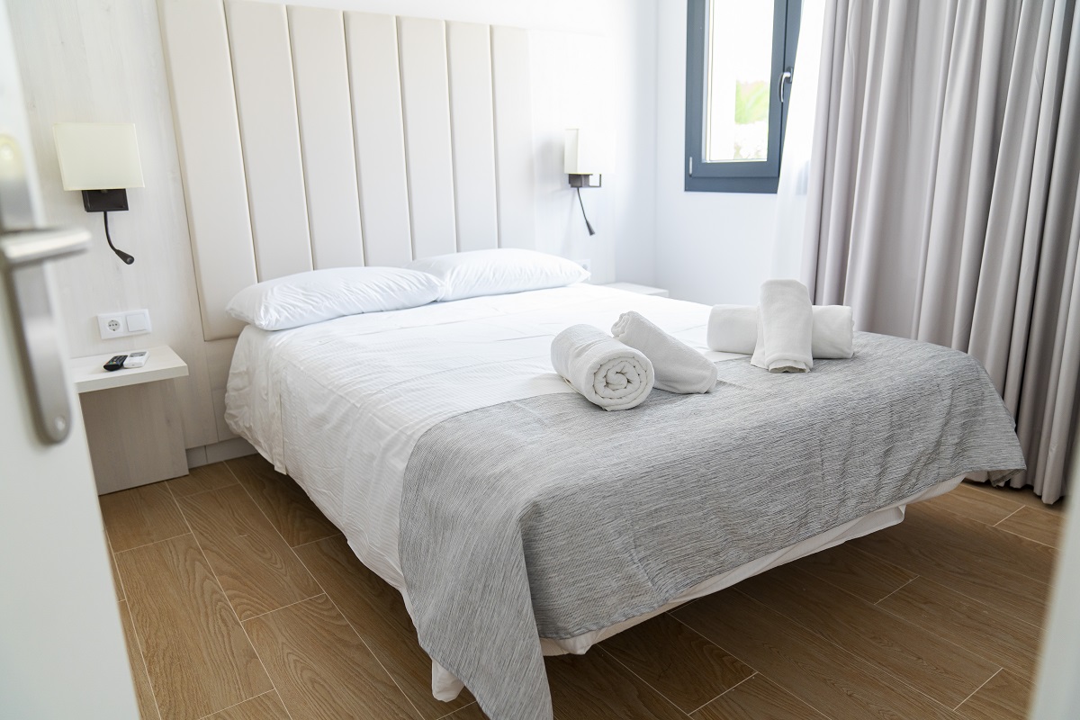 Luxe hotelkamer met modern inrichting en balkonzicht